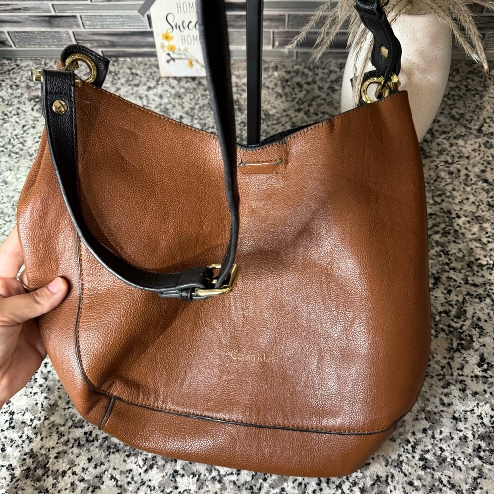 Calvin Klein Women's Elegant Brown Leather Shoulder Bag - Picture 5 of 12